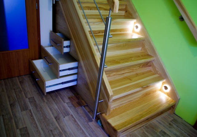 Dřevěné schodiště s úložným prostorem