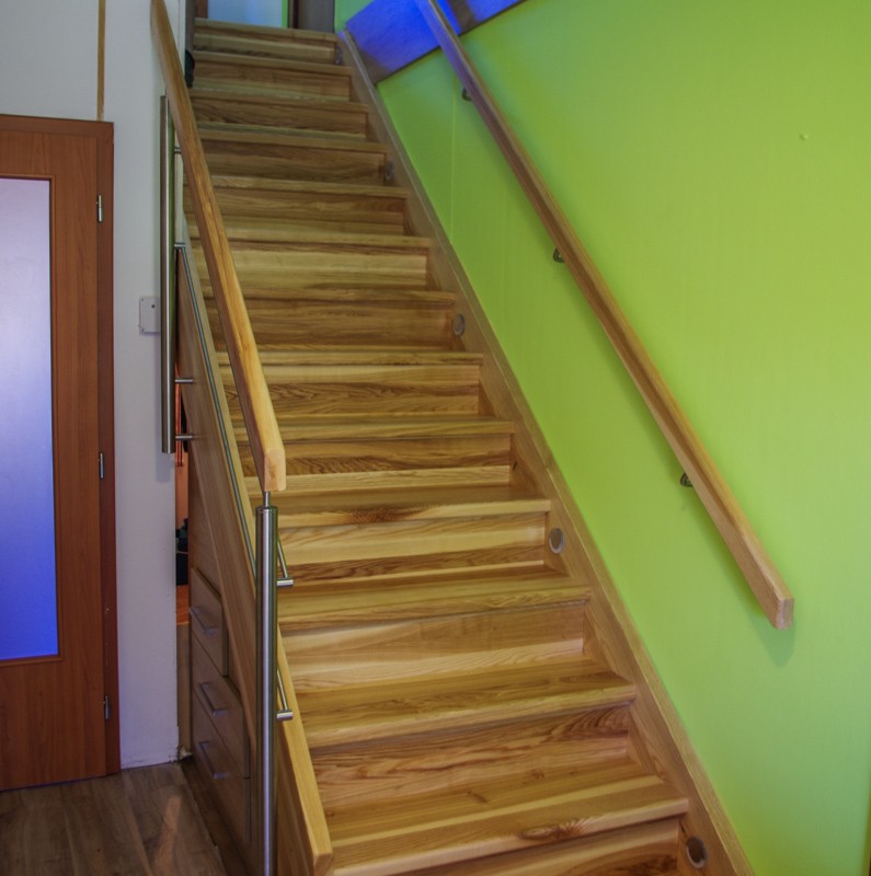 Dřevěné schodiště s úložným prostorem